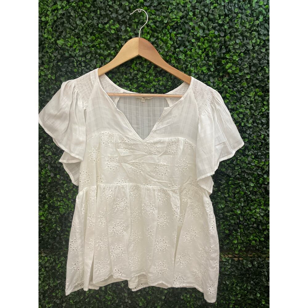 entro White Eyelet Flutter Sleeve Blouse